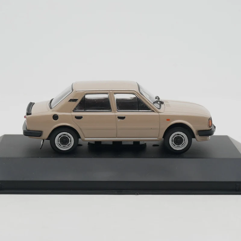 Ixo 1:43 Skoda 105 L Diecast Car Modelos de vehículos de juguete de metal