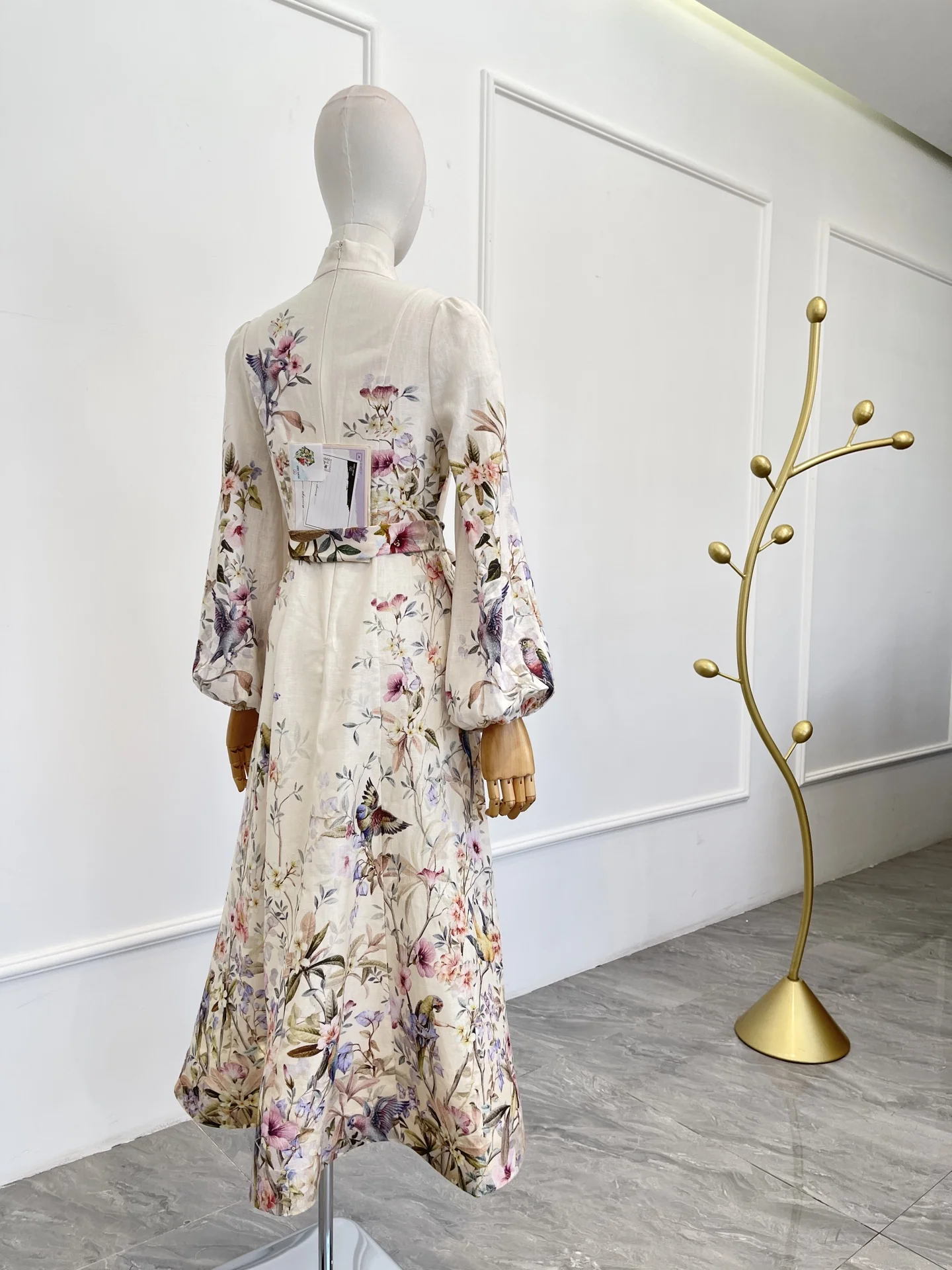 فستان ميدي بأكمام طويلة وطبعة طيور بيضاء لعام 2025 جديد