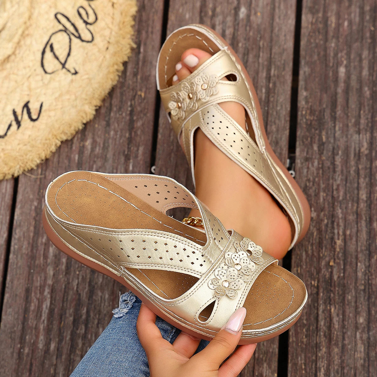 Neue Damen-Hausschuhe, lässige, florale, hohle Keilsandalen, Strandschuhe, modische Outdoor-Plateausandalen, bequeme, rutschfeste Sandalen, Übergröße 43 – Detail 7