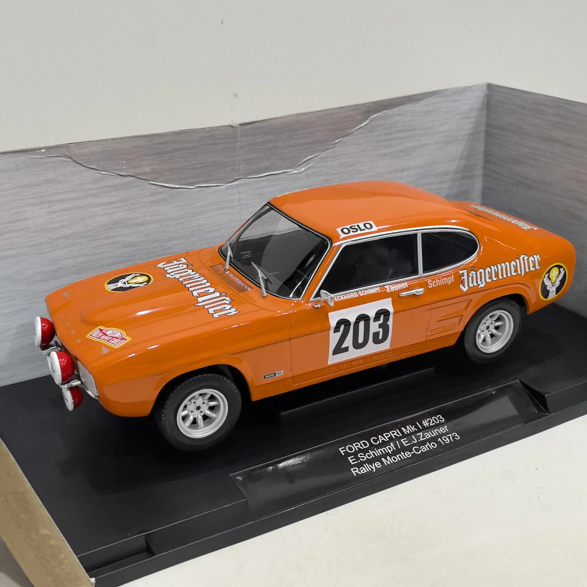 

Diecast MCG 1/18 Scale FORD CAPRI MK I #203 1973 Ford Alloy Car Model Collectible Toy Gift Souvenir Display Ornament
