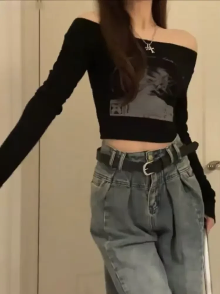تيشيرتات نسائية سوداء برقبة مائلة وأكمام طويلة مطبوعة تي شيرت 2025 Ropa Mujer Harajuku ملابس علوية مثيرة كورية غير رسمية Y2k تي شيرت