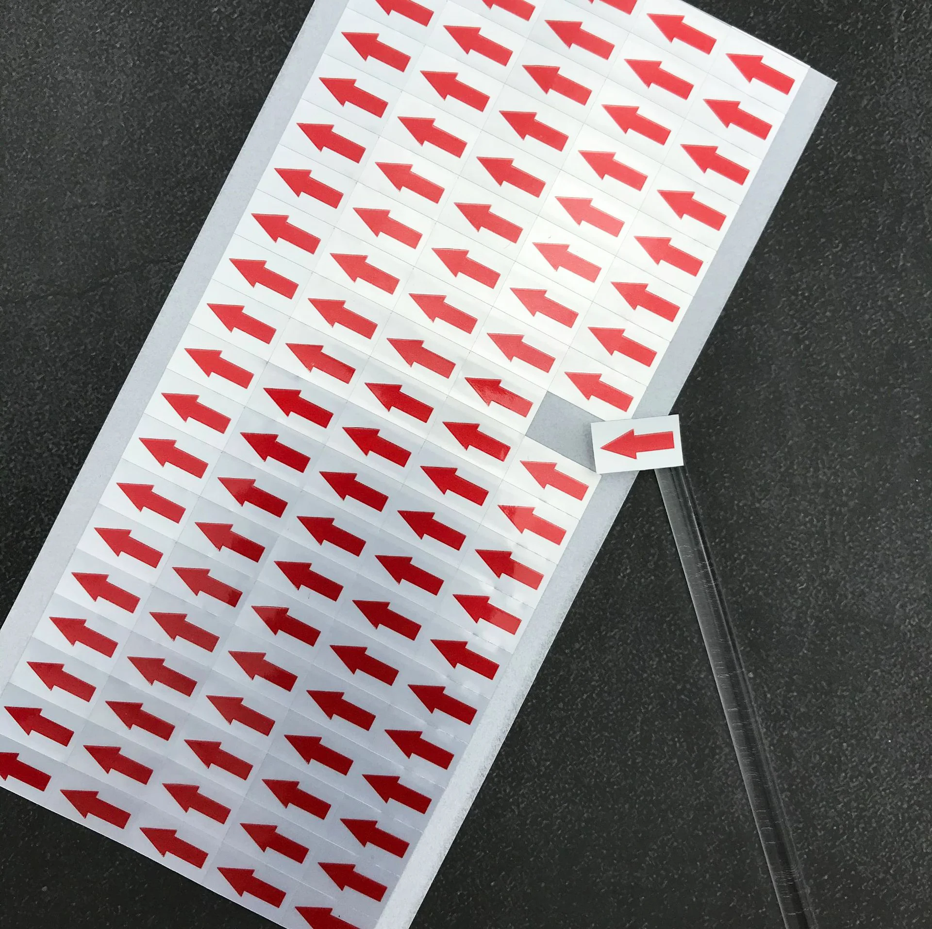 Etiqueta de flecha roja de 14x8mm, pegatina de plata mate 200 piezas, etiqueta de producto defectuoso, marca pequeña autoadhesiva no calificada