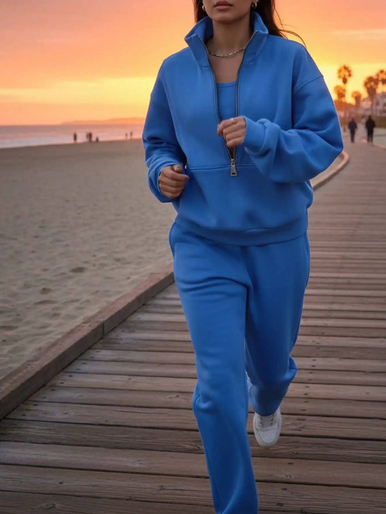 

Женский комплект из двух предметов: толстовка и брюки из флиса, спортивный, повседневный, модный наряд для женщин. Изготовлено из мягкого флиса