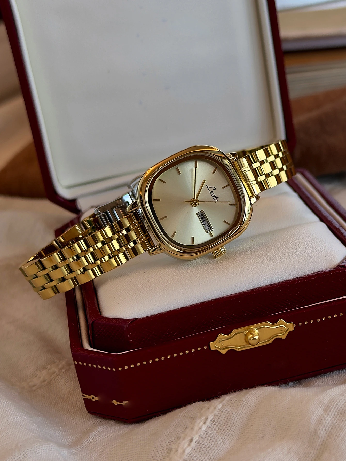 

1 шт. женские наручные часы в винтажном стиле золотого цвета, квадратные водонепроницаемые кварцевые часы с календарем, модные элегантные и персонализированные.