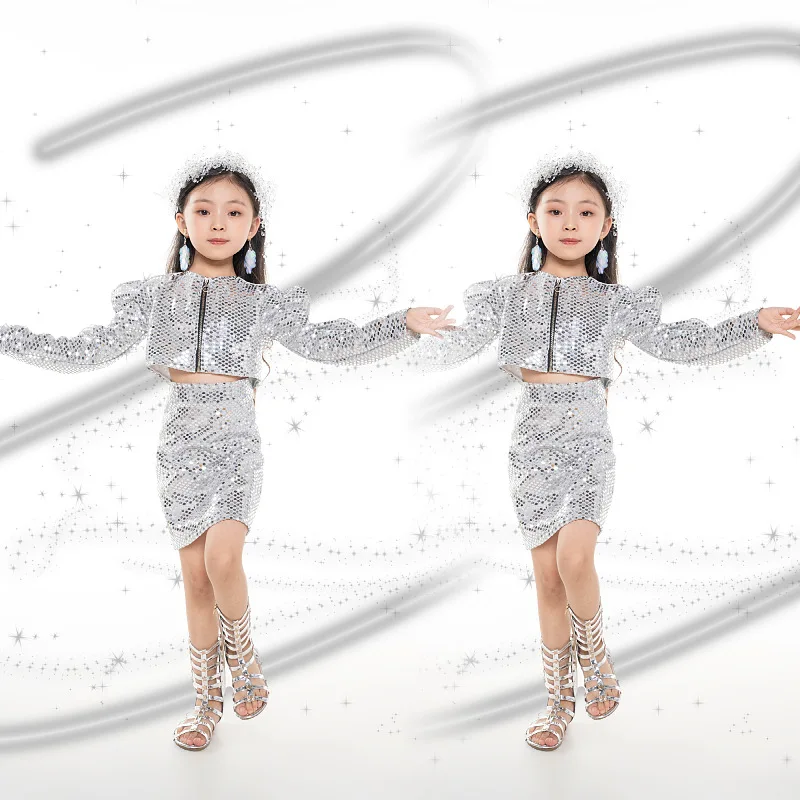 

Girl Silver Future Technology Sense Space Suit Astronaut Model Catwalk Trendy Suit Car Model Element Universe Runway Performance
