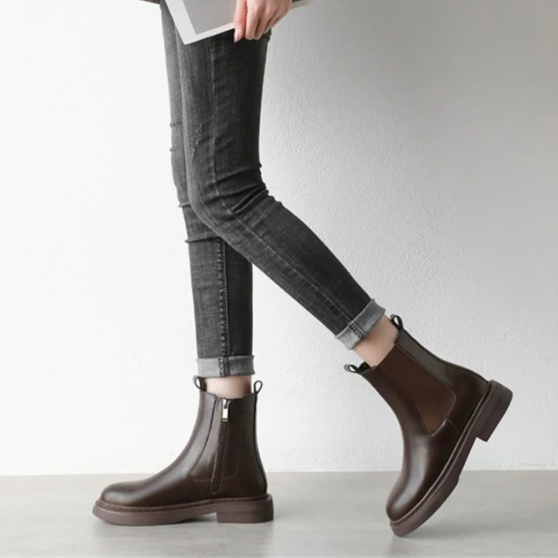 

Коричневые ботильоны в британском стиле, кожаные мягкие ботильоны для женщин, новые шикарные и элегантные ботинки большого размера, теплые женские короткие туфли из искусственной кожи