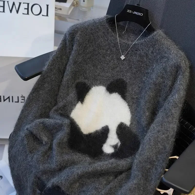 Versión coreana de suéter suelto con bordado de panda para mujer, suéter fino de cuello redondo con hombros descubiertos para otoño e invierno, camisa de fondo