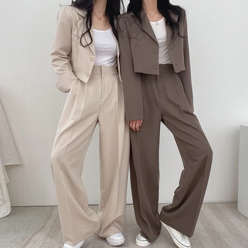シックなショート丈ノースリーブジャケットとハイウエストワイドレッグパンツのツーボタンクラシックカラーファッションセット（若い女性向け）