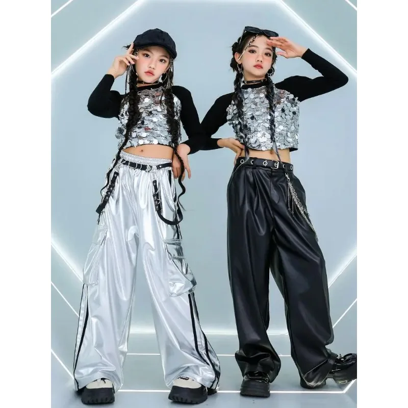 

Комплект для девочек: футболка с пайетками в стиле хип-хоп/джаз и кожаные брюки, модный костюм для детей на показ мод, свободные брюки, детский наряд