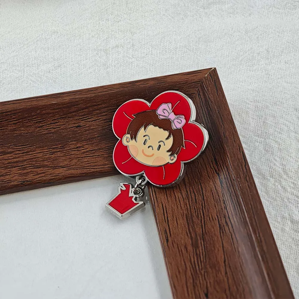 Niedliche Emaille-Pins mit Anhänger, Kawaii-Smile-Girl-Broschen, rote Blumen-Metallabzeichen, Anstecknadel für Rucksack, Jeansjacke, Geschenk. – Detail 3