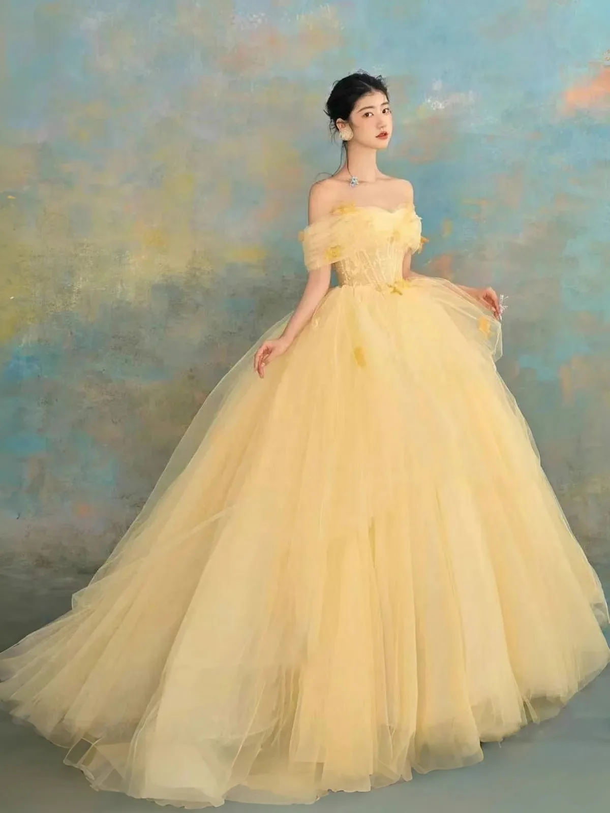 

Желтое длинное платье для девушки с одной рукавной лямкой и сетчатой вуалью, для свадебной фотосессии в стиле «Пара», для съемок в отеле/интерьере.