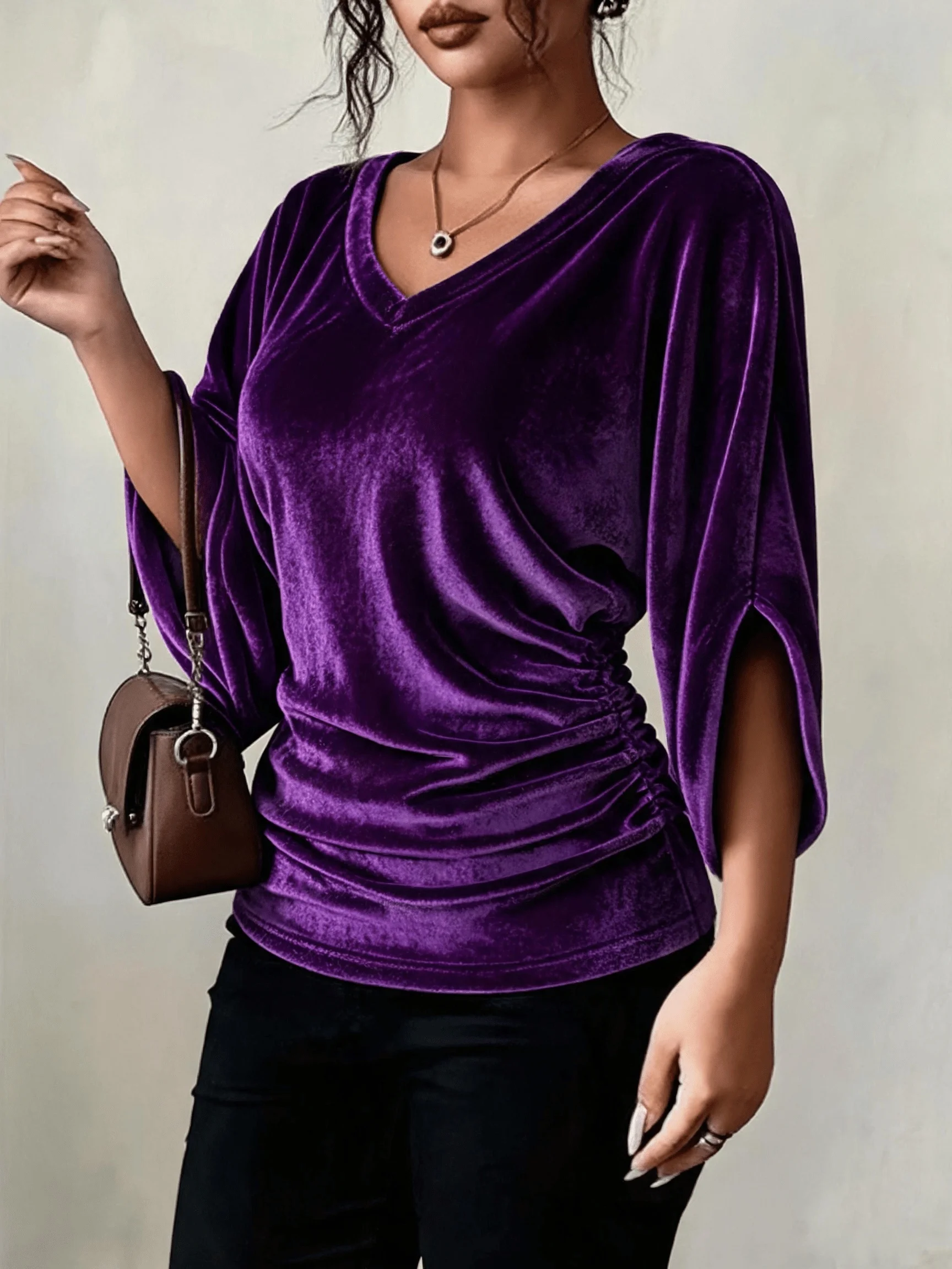 Plus Size Damen Samt-Oberteil mit V-Ausschnitt, 3/4-Ärmeln, elastischen Seitenpartien und Raffungen, einfarbige lässige Bluse – Detail 9