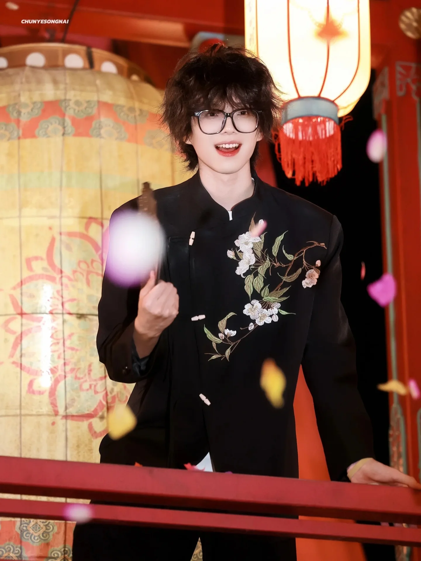 

Новый китайский мужской костюм: пиджак с вышивкой, цветочным узором, боковыми пуговицами, воротником-стойкой, для свадебных церемоний, повседневная одежда с длинным рукавом