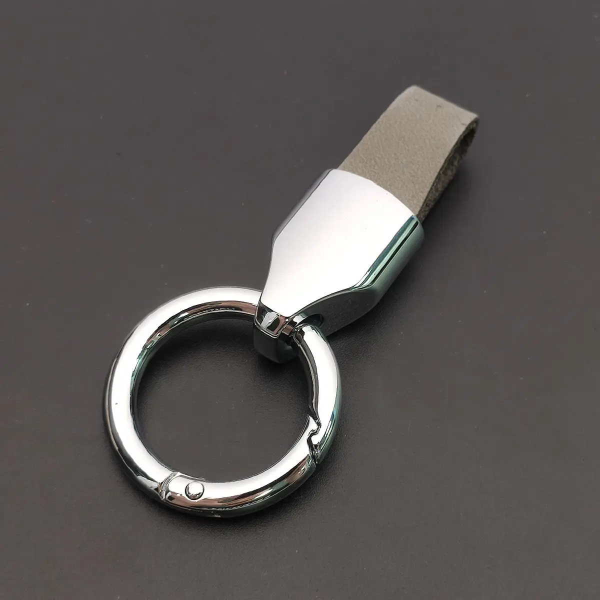 Schlichter, stilvoller, individueller Schlüsselanhänger aus mattiertem Rindsleder mit Metallschnalle für Auto, Motorrad und Tasche – modischer Anhänger als Geschenk – Detail 11