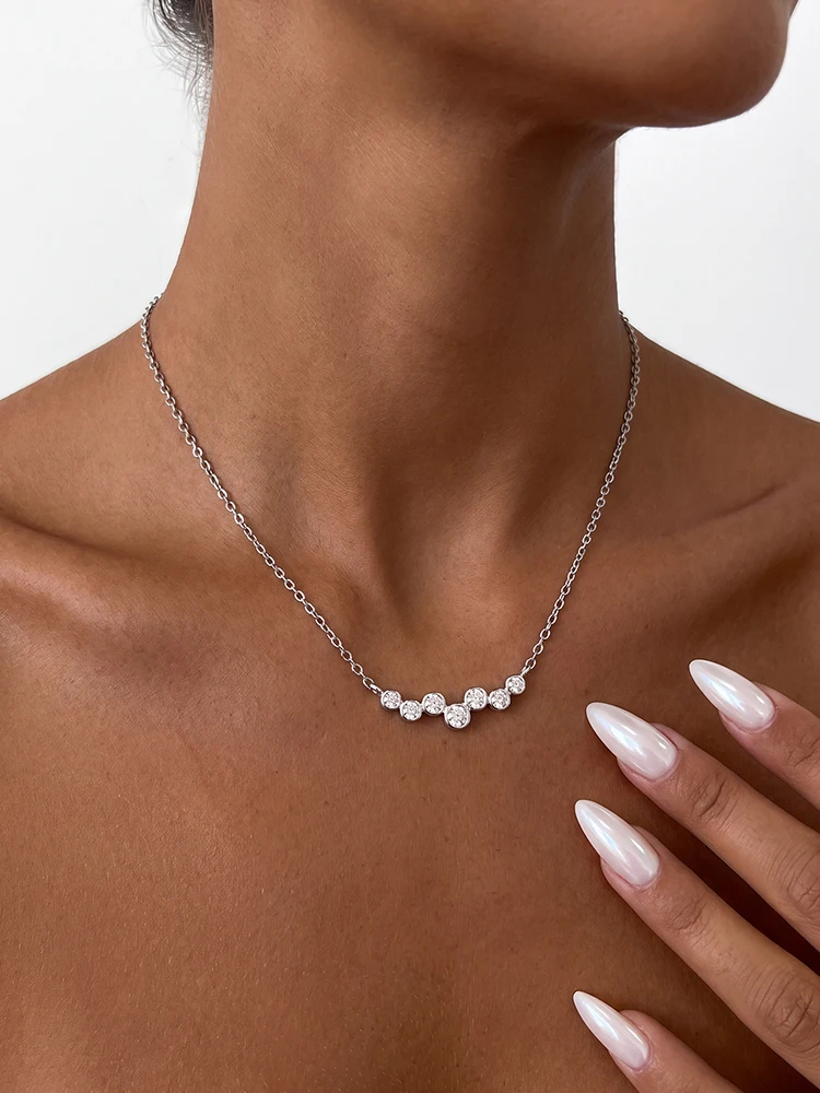 0,1 CT Luxuriöse zertifizierte Moissanit-Diamant-Halskette mit lächelndem Rundanhänger für Damen, Hochzeit, Verlobung, modischer Schmuck – Detail 3