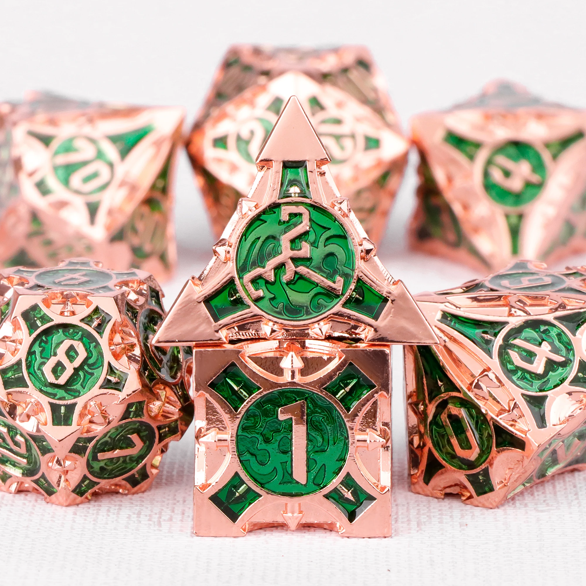 مجموعة نرد معدنية ثقيلة D & D النرد للزنزانات والتنينات D & D مجموعة نرد متعدد السطوح للعب الأدوار لعبة النرد هدية الكريسماس