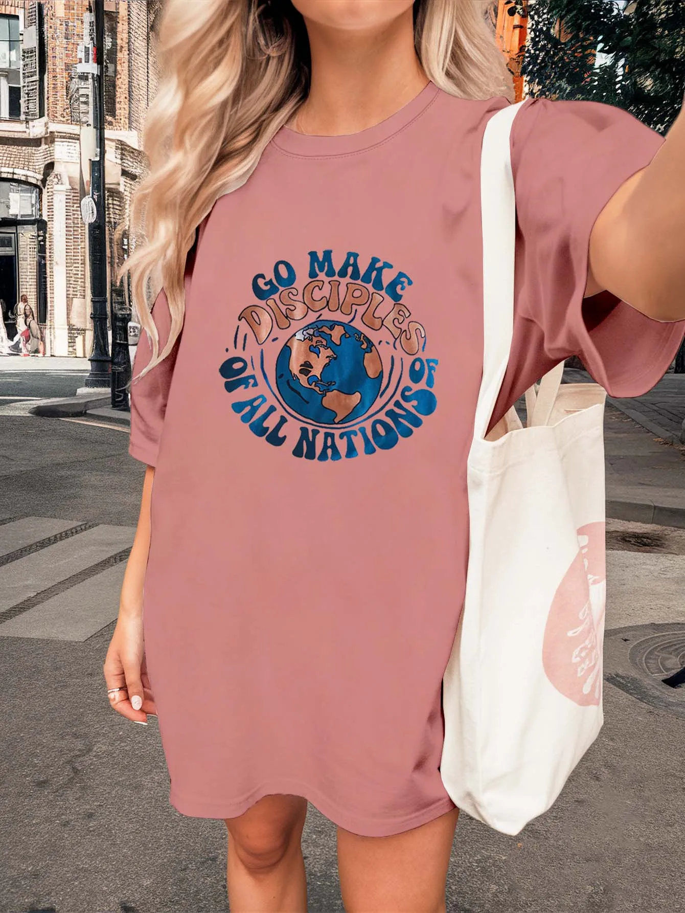 プラスサイズのグラフィックTシャツは、インスピレーションを与える魅力とファッショナブルな風合いを絶妙に融合させ、あなたのエレガントな日常スタイルを格上げします。