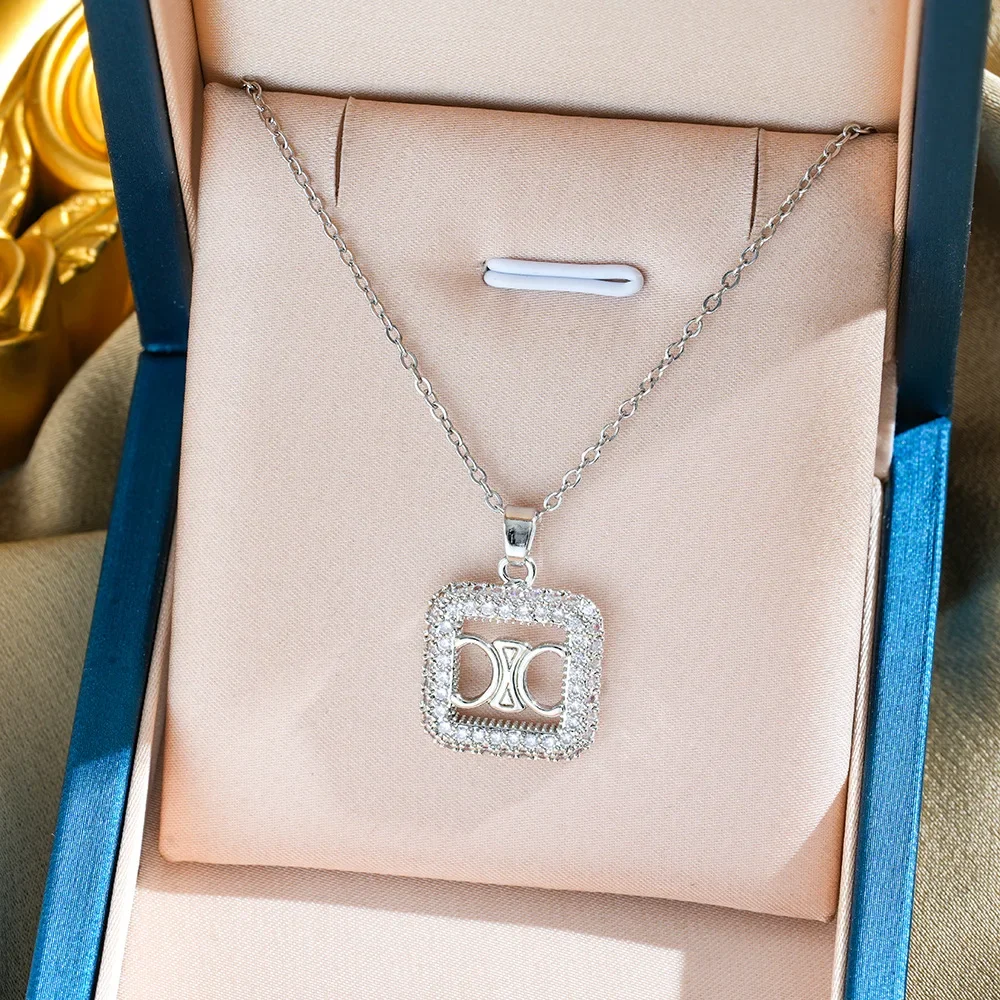 

Эта простая, но легкая роскошная це модная ожерелье из титановой стали с буквами, инкрустированная бриллиантами.