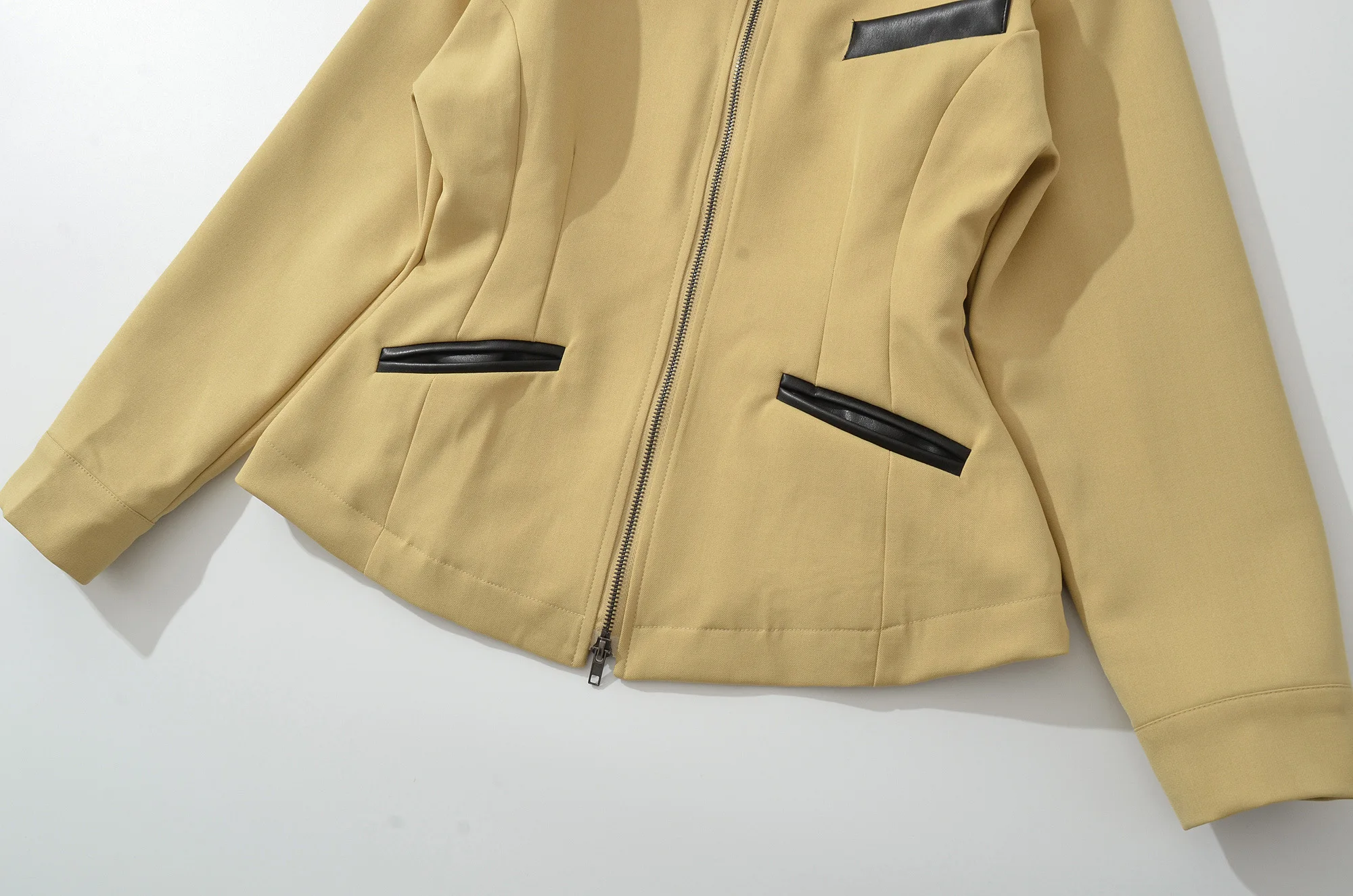 ملابس نسائية صيفية جديدة بمزاج عتيق بسيطة وعصرية بقصة ضيقة من الجلد الصناعي المرقعة وطية صدر السترة بأكمام طويلة