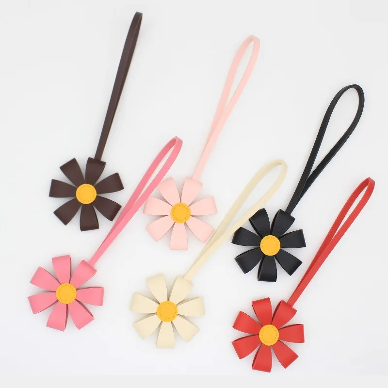 Fashion Leather Flower Keychain Realistic 3D Petal Pendant Bag Charm Key Ring Retro Handmade Style Accessory Gift for Women