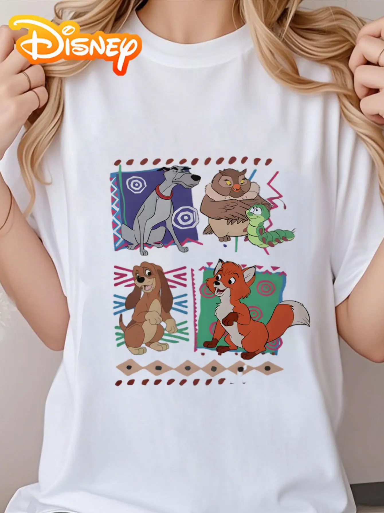 تي شيرت برسومات أصدقاء الحيوانات للسيدات من Disney - تي شيرت أسود برقبة دائرية وأكمام قصيرة مع شخصيات كرتونية نابضة بالحياة وعلم هندسي