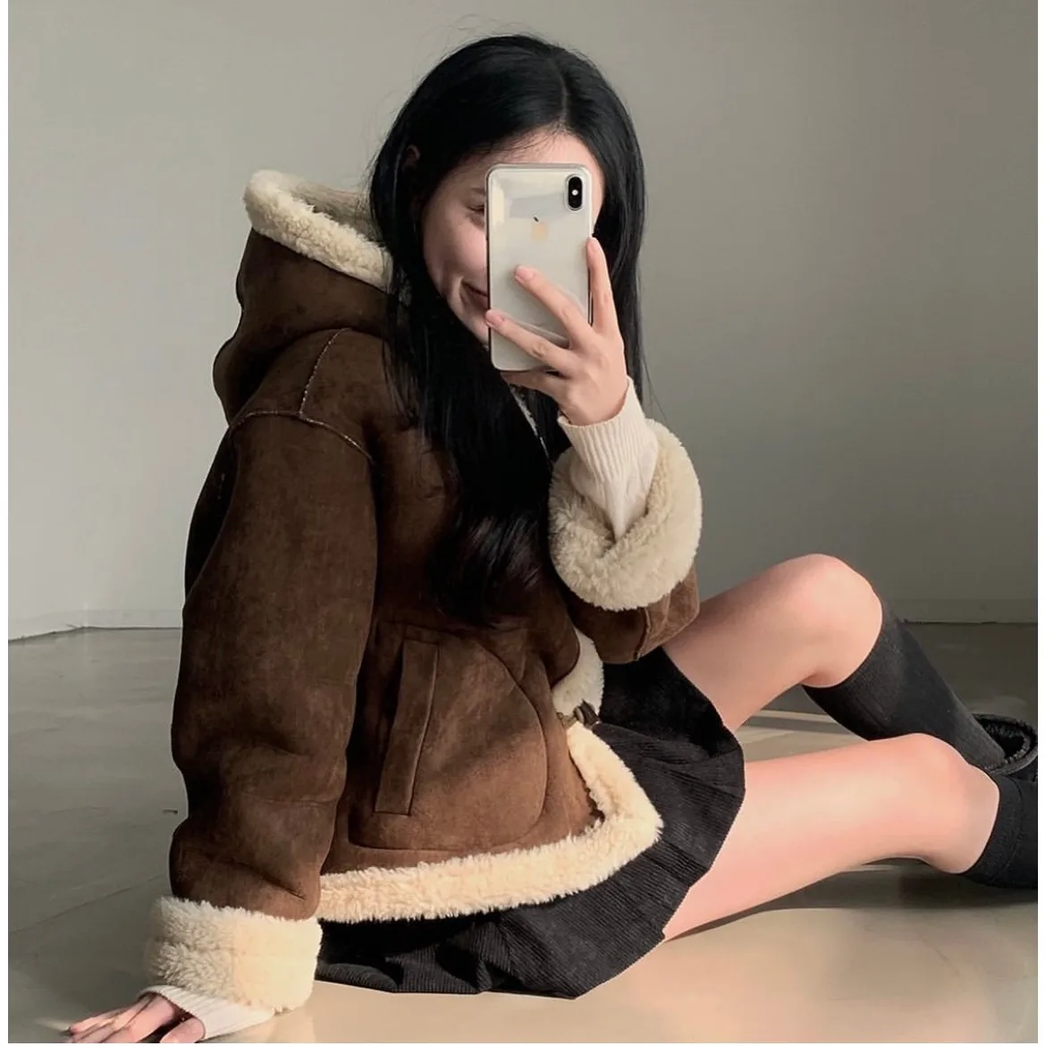 เสื้อโค้ทผู้หญิงสไตล์ชิคสำหรับฤดูใบไม้ร่วงและฤดูหนาว ผ้าฝ้ายออร์แกนิค แต่งขนเฟอร์และหนัง  แบบมีฮู้ด  ทรงสลิม  ใช้งานได้หลากหลาย  แขนยาว