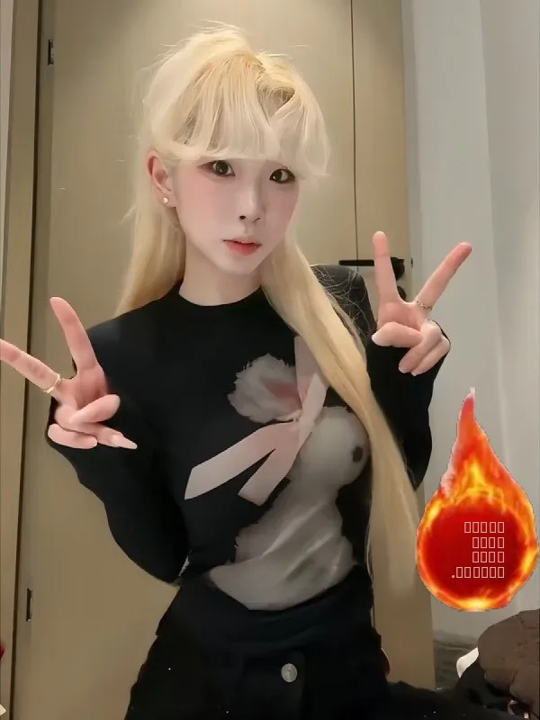 Damska koszulka plus size w stylu retro z długim rękawem, ocieplana polarem, dopasowana, z nadrukiem królika, nowa kolekcja na wczesną jesień.