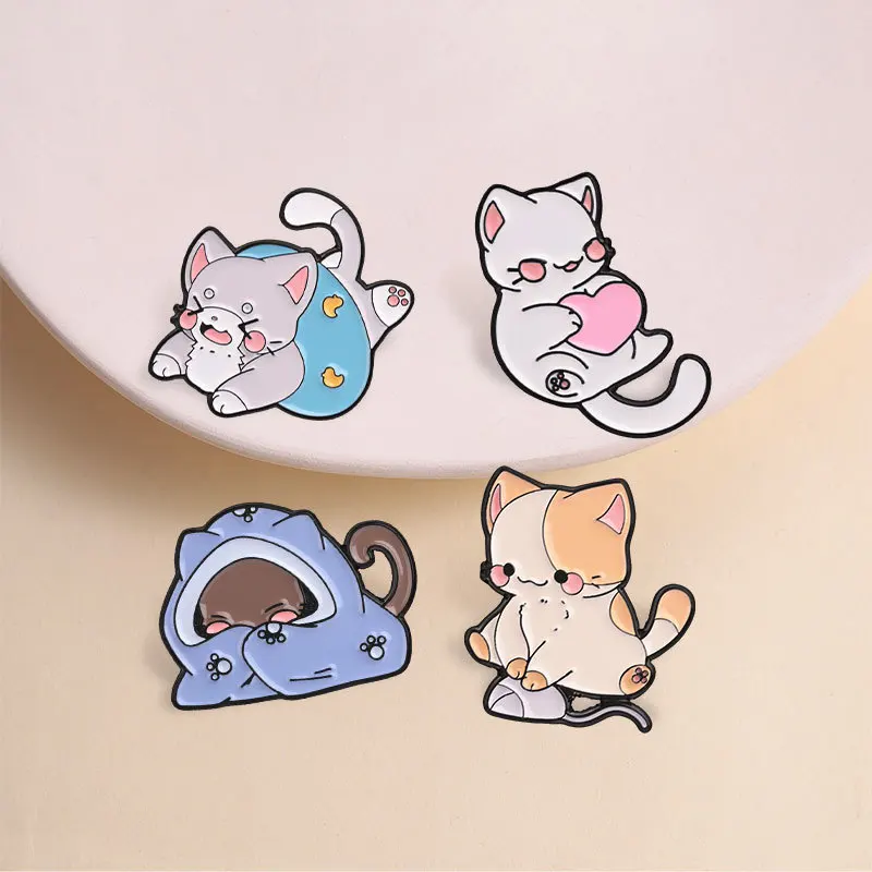 Creative Cartoon Cat in Quilt Metal Brooch Cute Cat Chasing Mouse Badge Casual Commute Pin DIY Clothing Bags Hat Scarf T-shirt