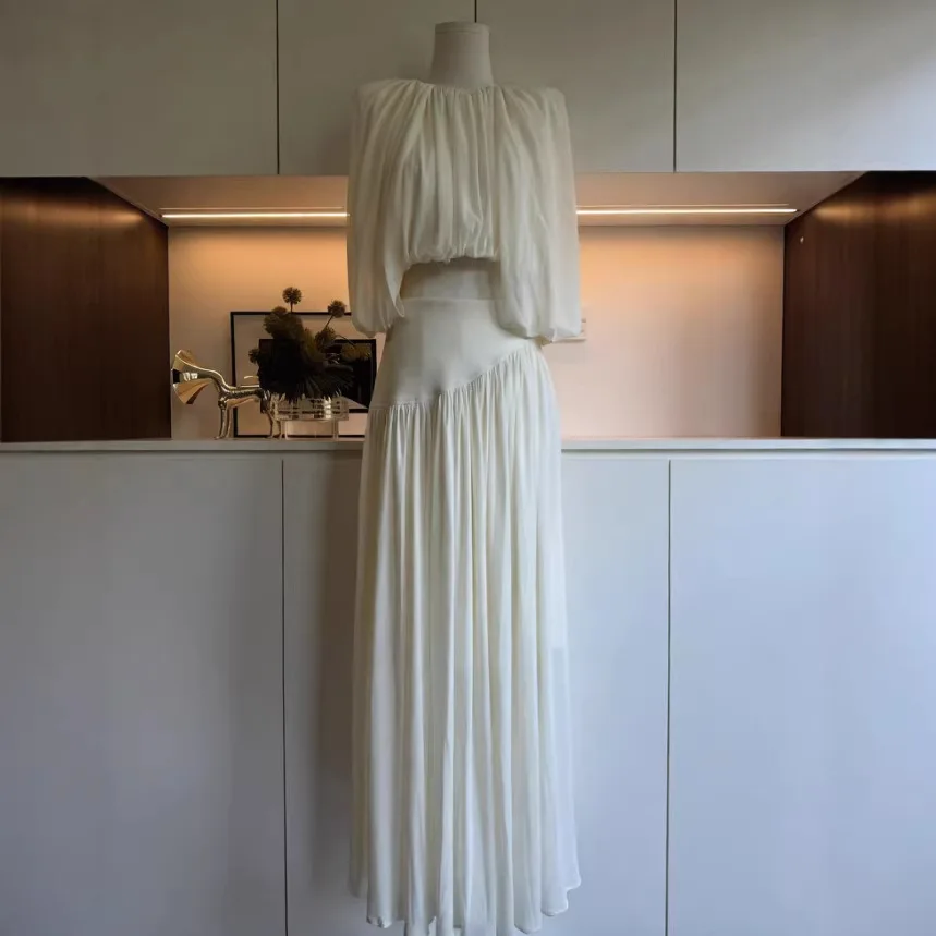 

Элегантный классический дизайн, комплект из двух предметов: плиссированный топ без рукавов с драпировкой и плиссированная юбка-солнце с высокой талией, весенняя коллекция.