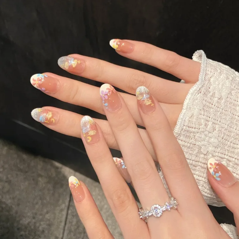 10 pezzi di unghie finte fatte a mano con linguette adesive Fiore multicolore primaverile Bella stampa sulle unghie Set Unghie artificiali corte per le vacanze