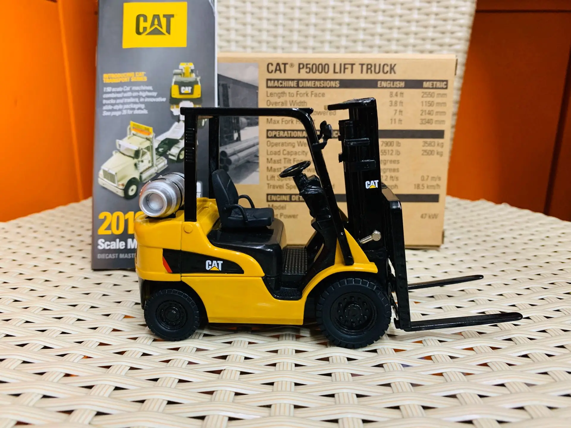 P5000 Lift Truck 1:25 Scale DieCast Model New in Original Box 85223