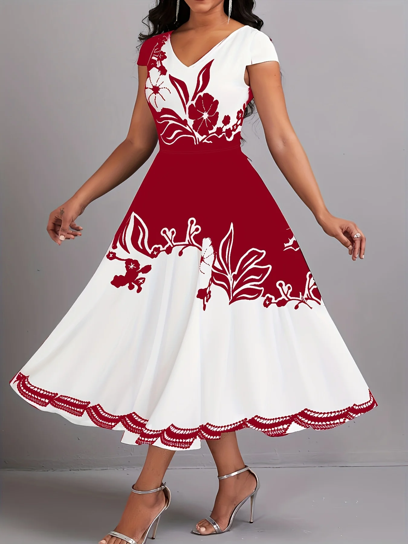 Vestido plus size com estampa floral peplum – decote em V elegante, mangas curtas, bainha recortada, elástico médio, fecho com zíper, lavagem à máquina