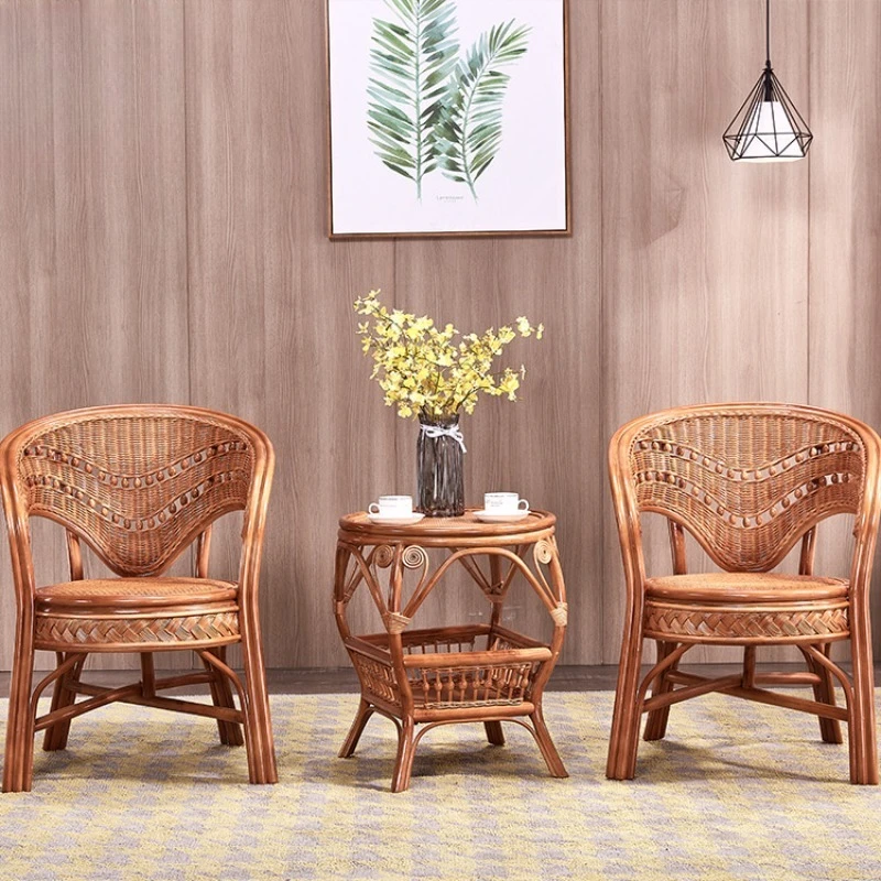 Natürlicher Rattanstuhl, dreiteiliger Balkontisch und Stuhl, Freizeit-Haushaltskombination im Innenhof