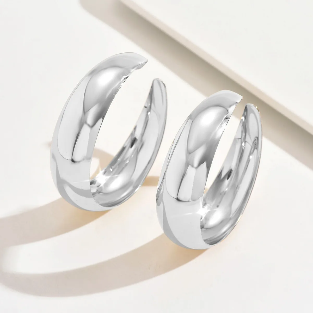 Retro elegant old money style simple exaggerated earrings retro glossy big earrings women's atmosphere exquisite temperament