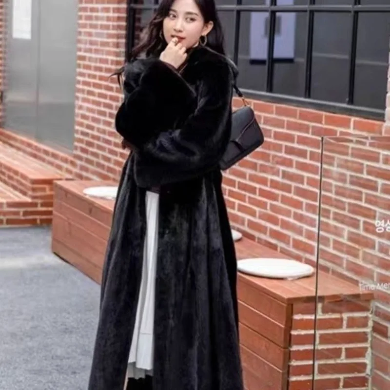 Mantel Bulu Ramah Lingkungan Musim Dingin Wanita Model Panjang Selutut Longgar Berkerudung dengan Ikat Pinggang Mantel Imitasi Bulu Mink Mewah Jaket Hangat Modis