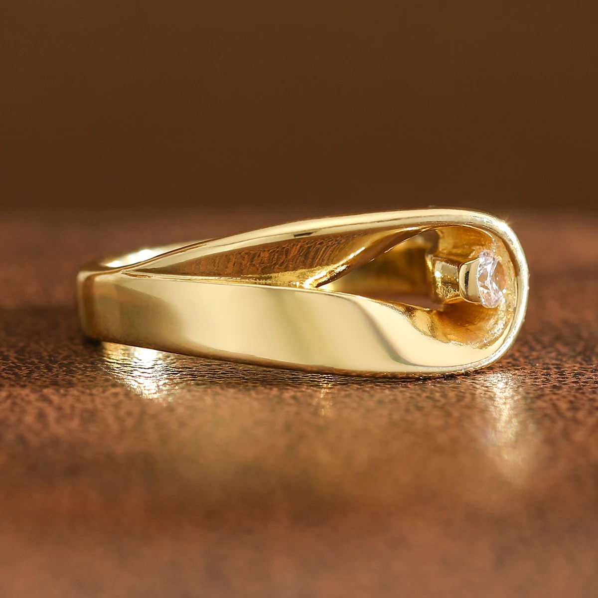 Luxuriöser Ring mit gedrehtem Band und synthetischem Edelstein aus Kupfermaterial für Damen, geeignet für Bankette und den Alltag. – Detail 3