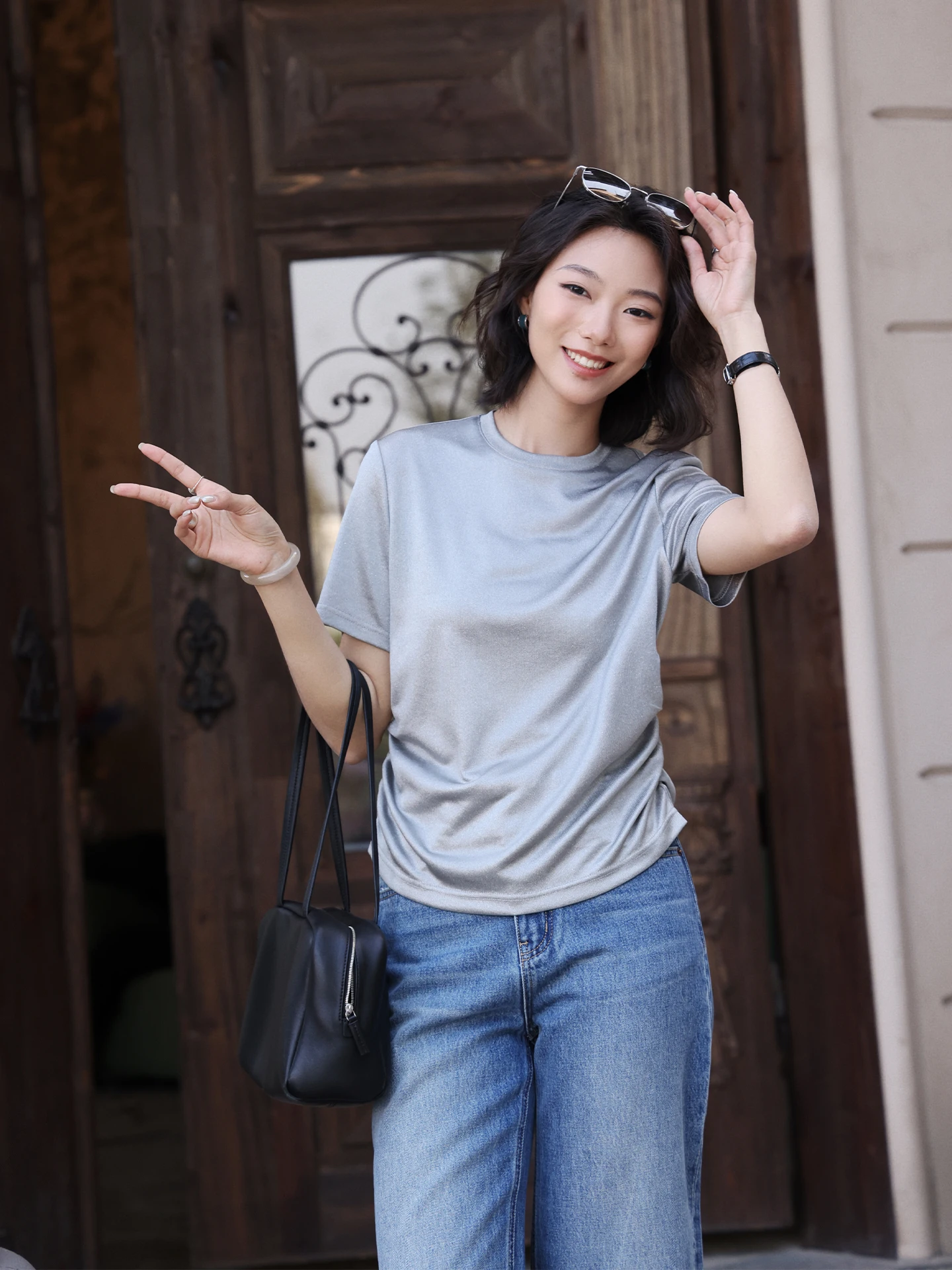 

Серая плиссированная футболка с круглым вырезом и приталенным силуэтом из ацетатного волокна, летняя новинка, женская модная модель для повседневной носки, универсальный крой