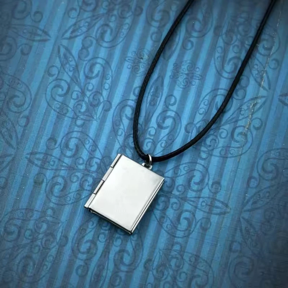 Men Accessories Photos - ﻿ Collana con ciondolo a cornice