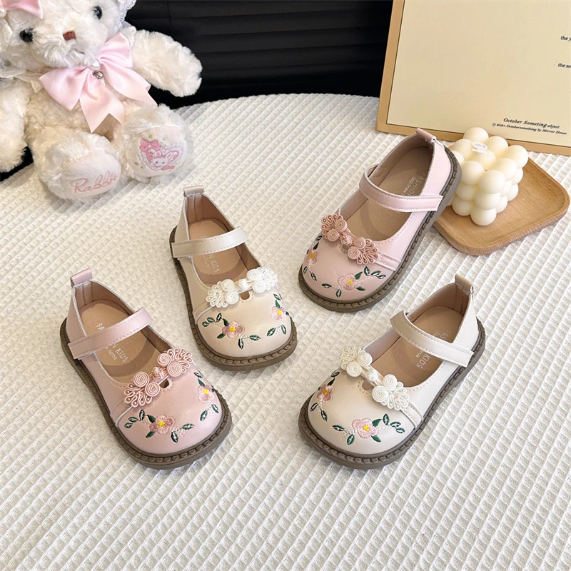 

Новинка осени 2024, детская кожаная обувь для девочек, модная нескользящая универсальная обувь Hanfu с мягкой подошвой в китайском стиле и вышивкой