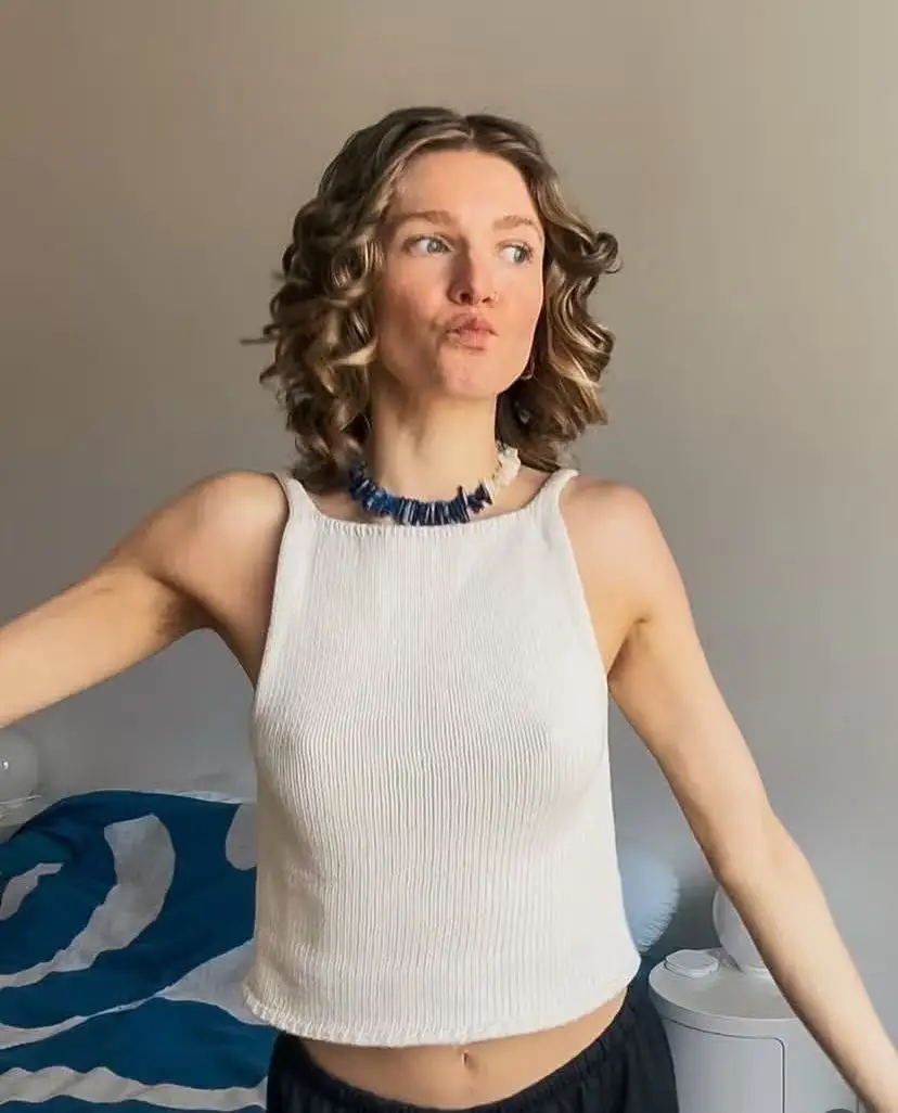 Tank top with camisole for summer slimming and versatile outerwear. Short sleeveless design for women, niche and minimalist