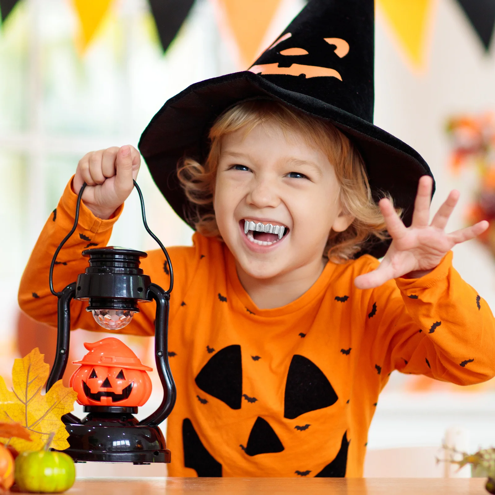 ハロウィン用偽歯8個セット、シミュレーションゾンビ義歯、金銀メッキ吸血鬼の牙、コスチュームアクセサリー、パーティー用