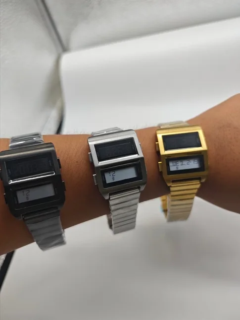 Matriz correspondente retro 1980s relógio digital eletrônico duplo display lcd design futurista de aço inoxidável 2026 relógio