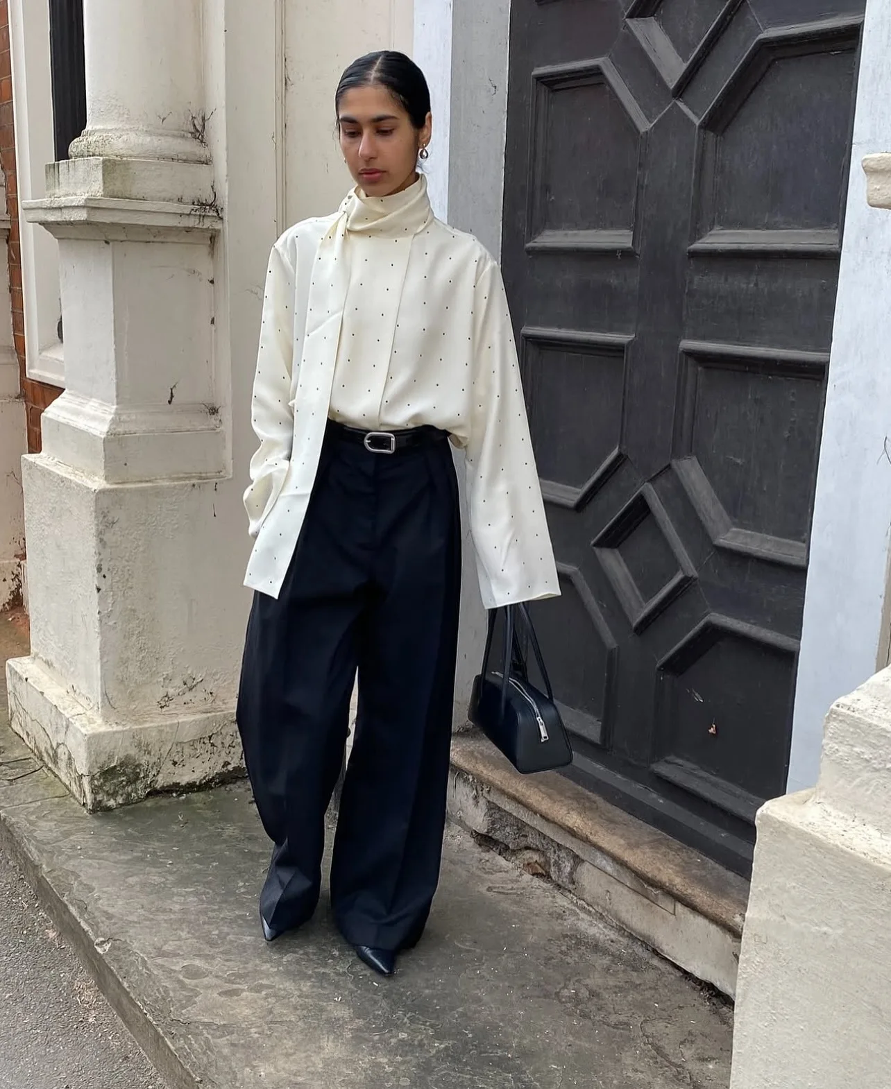 قميص منقط مدبب فرنسي جديد للنساء قميص فضفاض على الطراز الأوروبي والأمريكي بأكمام طويلة للنساء