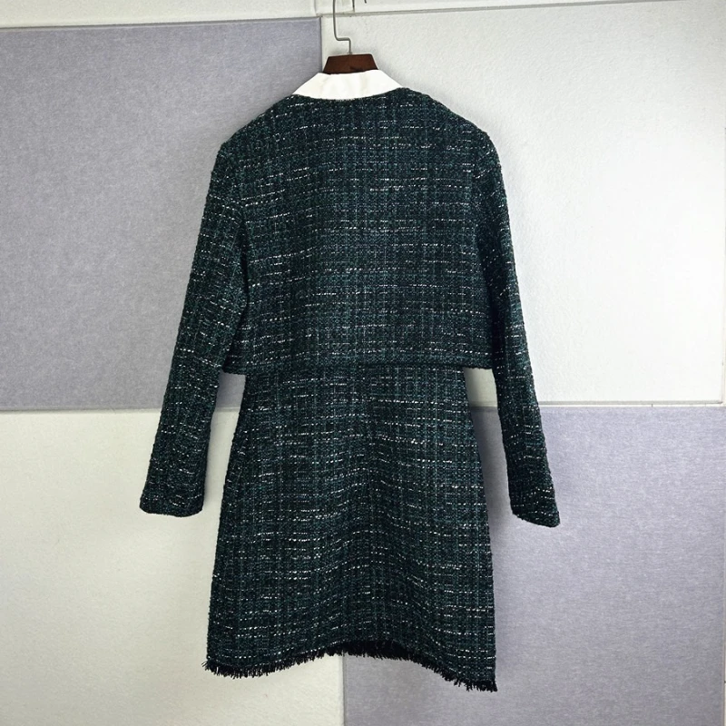 

Женский комплект из двух предметов: твидовое и люрексовое пальто с отложным воротником и длинными рукавами, соответствующий мини-костюм с короткими рукавами и круглым вырезом