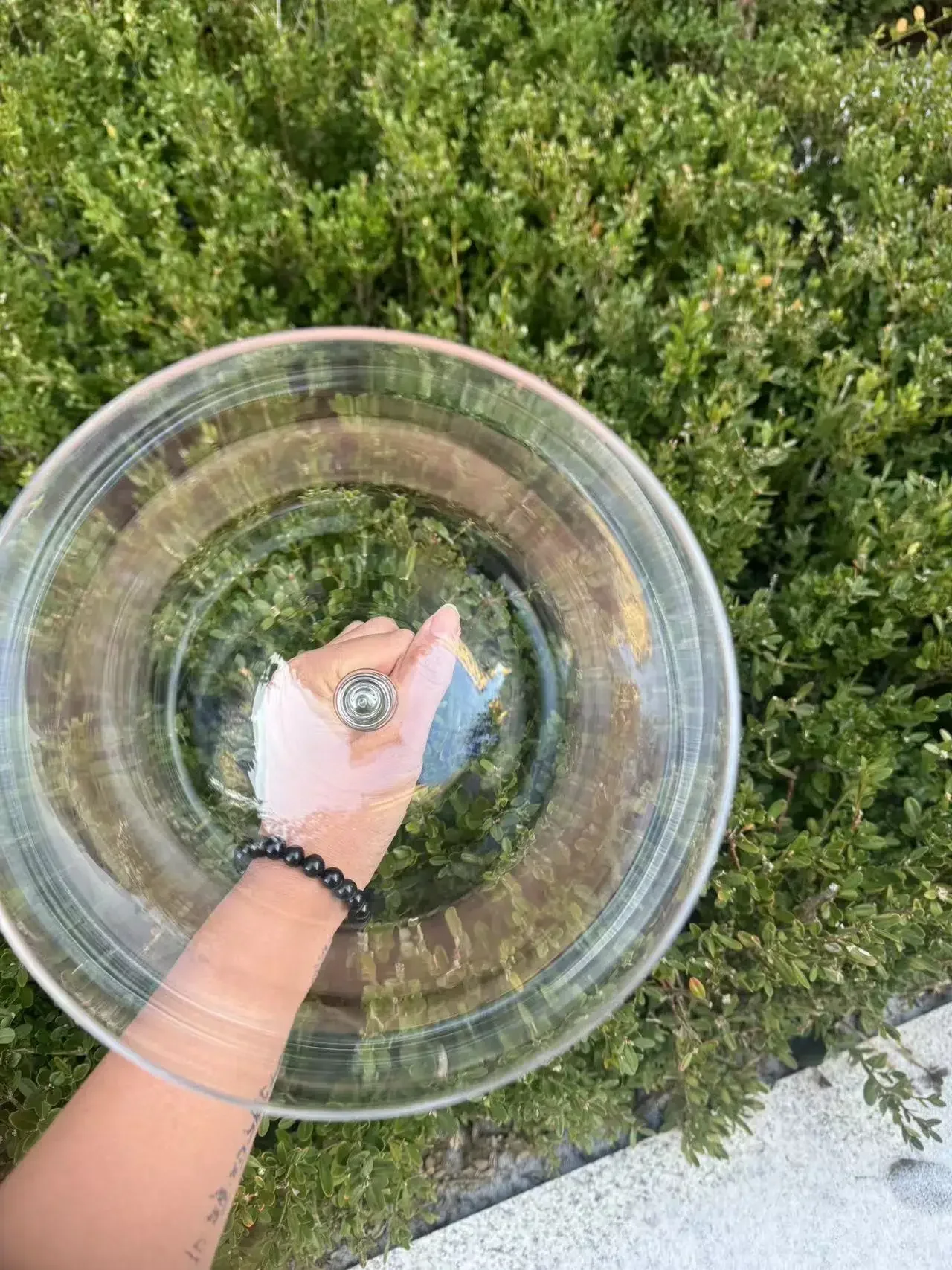 8 Inch Clear Crystal Singing Bowl with Handle Sound Healing Meditation Singing Bowl Stress Relief Yoga Sound Therapy Bowl with Free Mallet