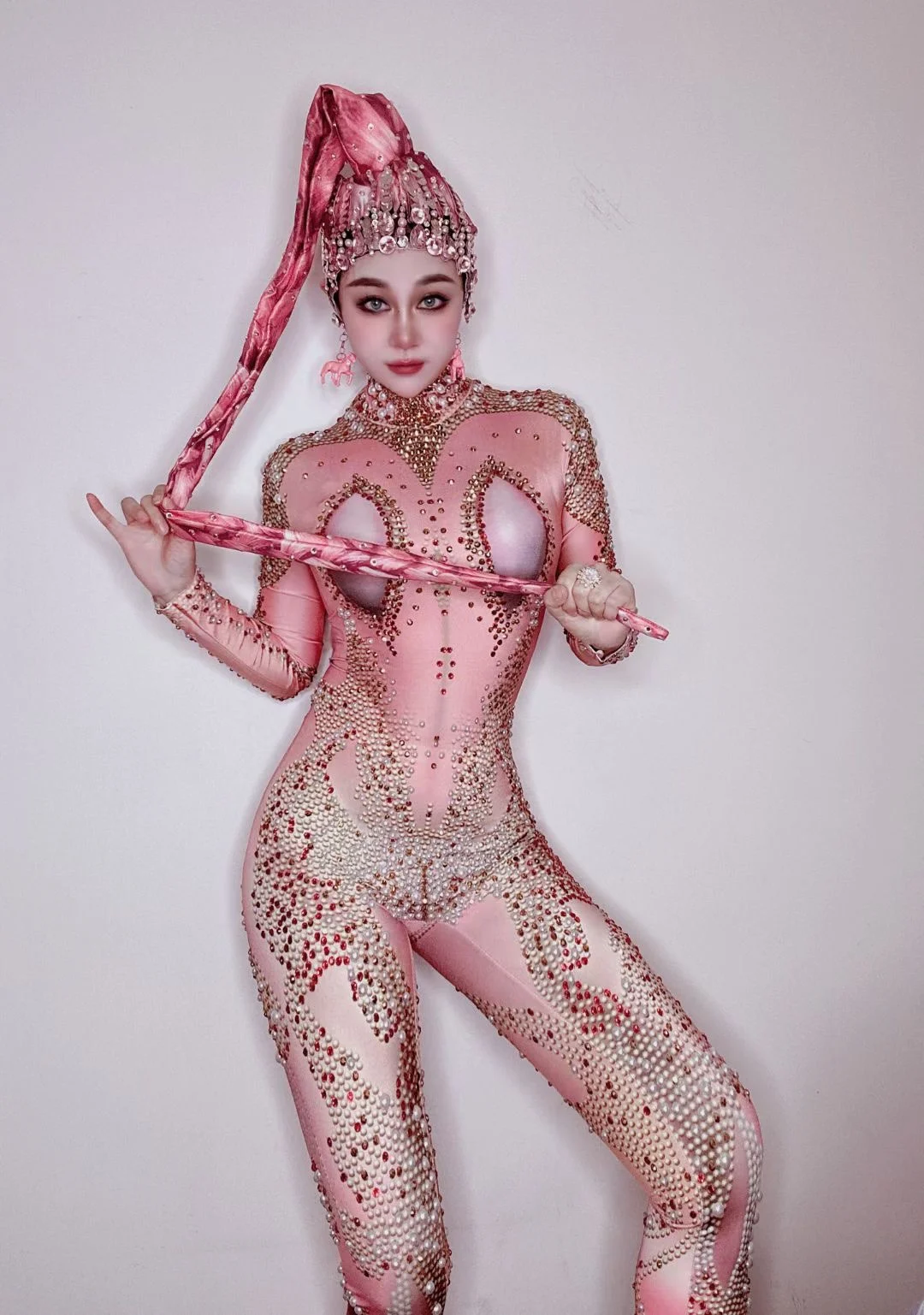 2025 nowy klub nocny Bar różowa kobieta piosenka DJ kolorowy diament perła odchudzanie kombinezon z elastycznym dołem występ na scenie sukienka yj323