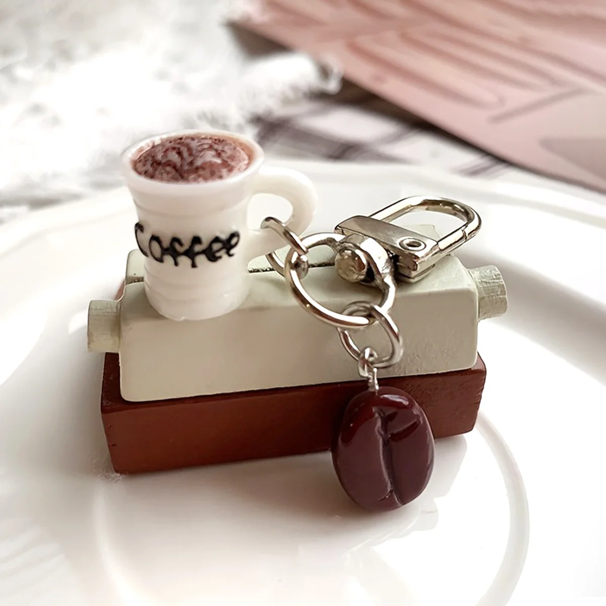 5/2-Piece Set of Realistic Coffee Cup Keychain Pendants, Mini Resin Coffee Bean Pendants, Bag Charms, Phone Case Pendants, Earphone Pendants, Keychain Decoration Accessories, Gifts for Coffee Lovers, Suitable for Vario