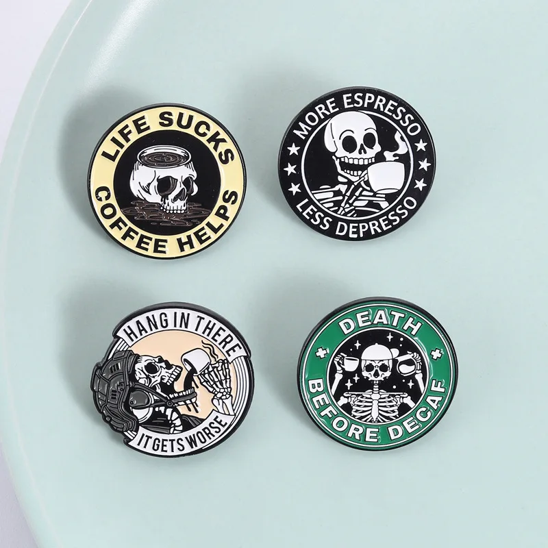 Pin de solapa esmaltado de Halloween con diseño de calavera de terror bebiendo café, con la frase 'Muerte antes de descafeinado', accesorio para mochila