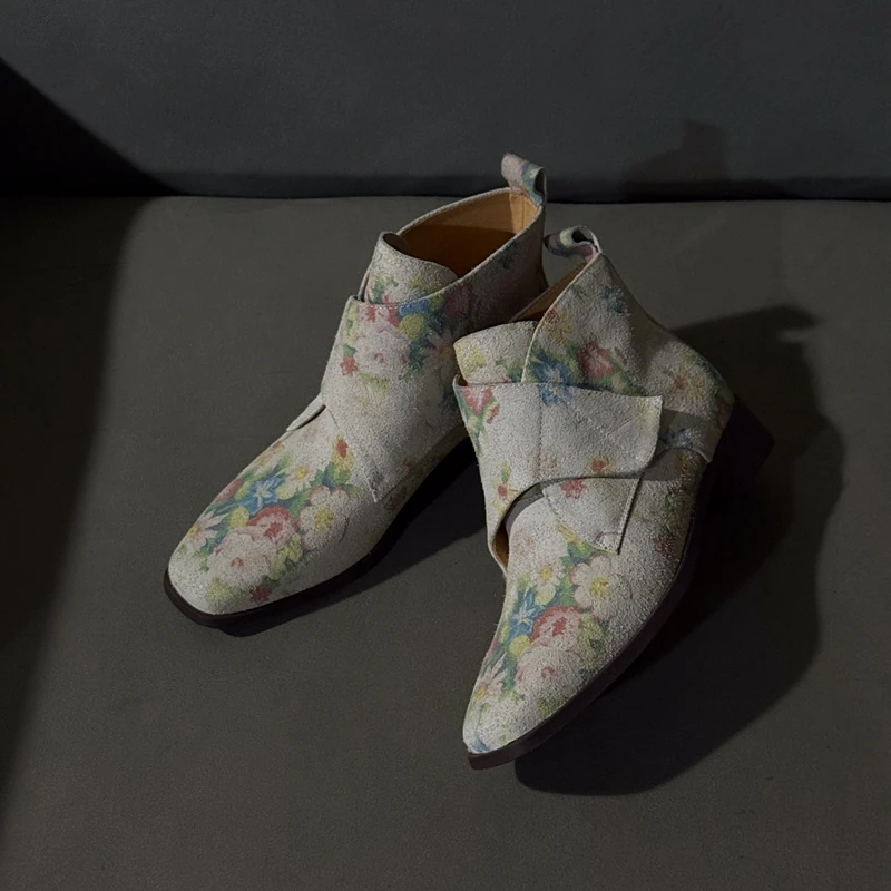 Bottines en daim de vache à bout rond, à enfiler, à talon bas, mode automne-hiver 2027, chaussures habillées pour femme, faites à la main, style défilé, avec empreinte.