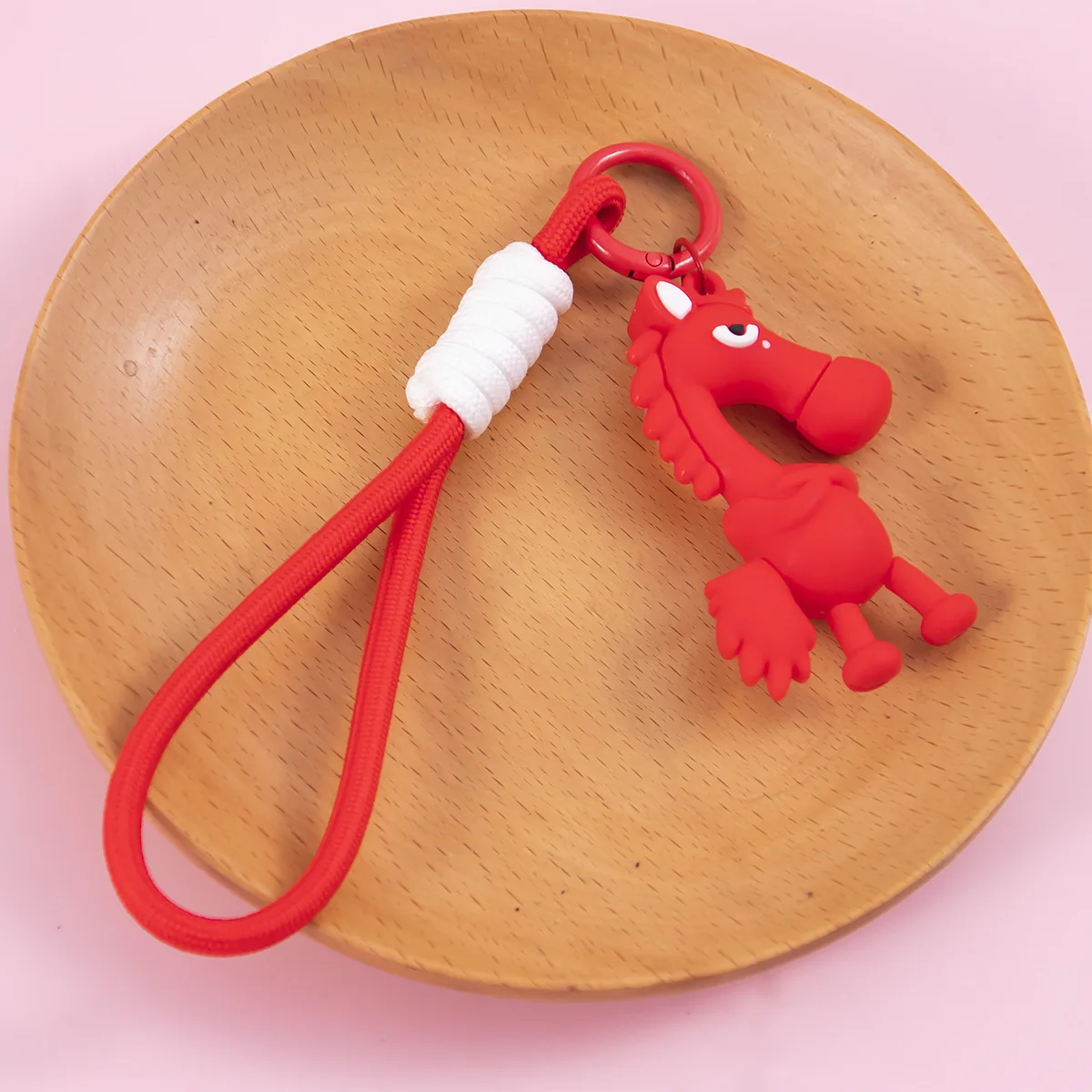 أسود لينة المطاط الحصان المفاتيح حقيبة الظهر قلادة الديكور 2026 سنة الحصان هدايا السنة الجديدة للبنين بنات